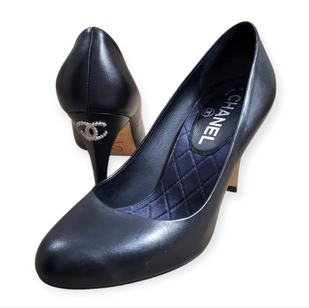 CHANEL CC Logo Black Leather Round Toe Pumps Heels 35.5 US 5.5